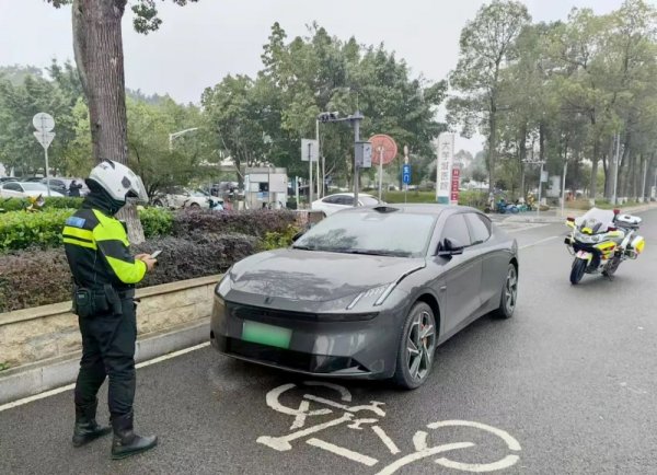 倍悦网 高新警事 | 高新交巡警持续开展违法停车集中整治行动
