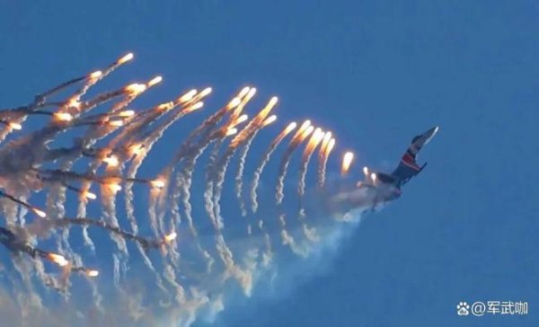 荣利通 俄勇士飞行表演队炫特技“落叶飘” 苏-35S闪耀南昌天空